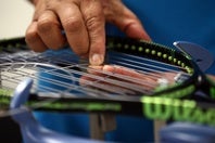 まだ十分なパワーが身についていない学生でも、凹凸形状や多角形のストリングを選べば、相手コートで伸びるスピンボールが打ちやすくなる（※写真はイメージ）。（C）Getty Images