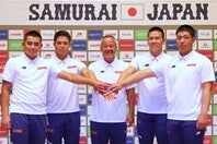 アジアでの戦いに臨むU-18日本代表。（左から）副主将の石田雄星（健大高崎）と角谷哲人（智弁学園）、岡田監督、小野主将、投手リーダーの末吉良丞（沖縄尚学）。写真：梅月智史（THE DIGEST写真部）