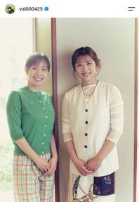 JRAの女性騎手として活躍する今村聖奈（右）。卓球の元日本代表として活躍した石川佳純（左）さんと共演した。画像は本人のインスタグラムのスクリーンショット。