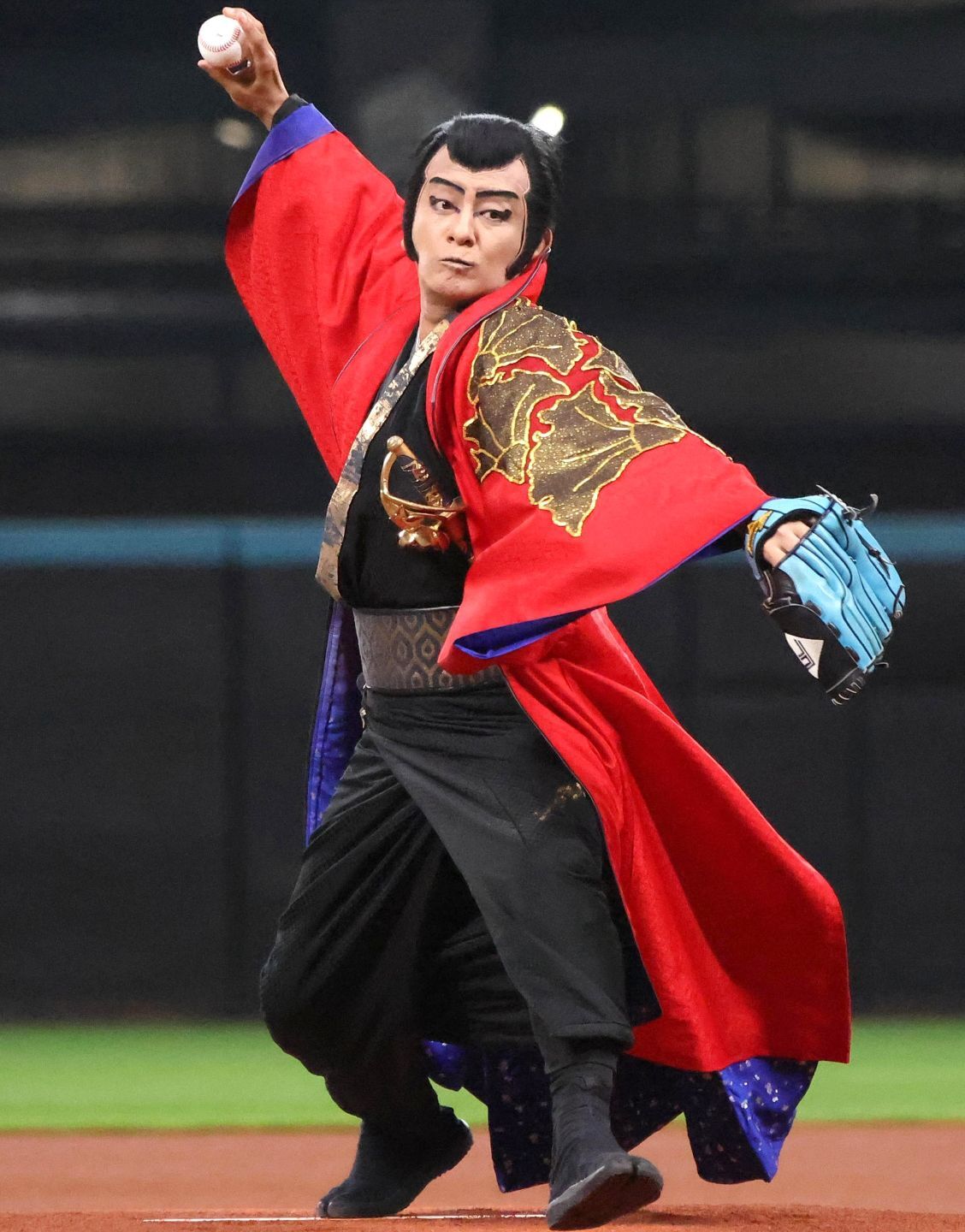 歌舞伎版“ルパン三世”の衣装で登場した片岡愛之助さん。鮮やかなノーバウンド投球を披露した。写真：産経新聞社