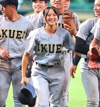 仙台育英の星よつは学生コーチ兼マネジャー（中央）。夏の甲子園ではベスト８に進出した。写真：梅月智史（THE DIGEST写真部）