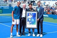 現役最後の全米オープン予選に挑んだ錦織。惜しくも、かつて自身に憧れた20歳・坂本に敗れ、次世代へのバトンを託す形となった（写真は試合後に行われたセレモニー）。(C)getty Images