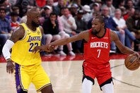 デュラント(右)が、今夏にレブロン(左)やブラウンを獲得したシクサーズを絶賛した。(C)Getty Images