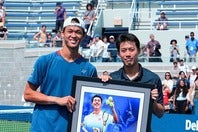 何度もともに汗を流してきた20歳の坂本怜（左）に、最後の全米への扉を阻まれた錦織圭（右）。それでも「怜が勝ったのはうれしい」と後輩の飛躍を喜び、安堵の表情を浮かべた（写真は試合後のセレモニー）。(C)getty Images