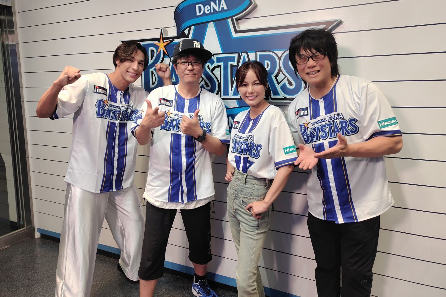 セレモニアルピッチに相川七瀬さん（右から２番目）が登場。リレー対決では惜しくもdianaに敗れた。写真：萩原孝弘