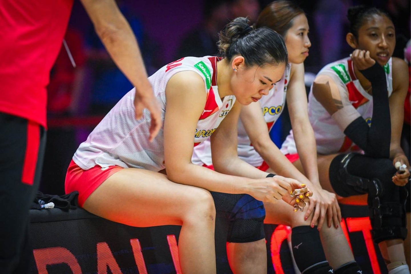 準決勝でタイに敗れ、ベンチでうつむく島村春世。(C)Volleyball World