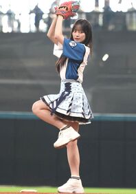華麗なフォームを披露した冨田菜々風さん。ワンバウンドでのフィニッシュには笑顔で悔しさを滲ませた。写真：産経新聞社