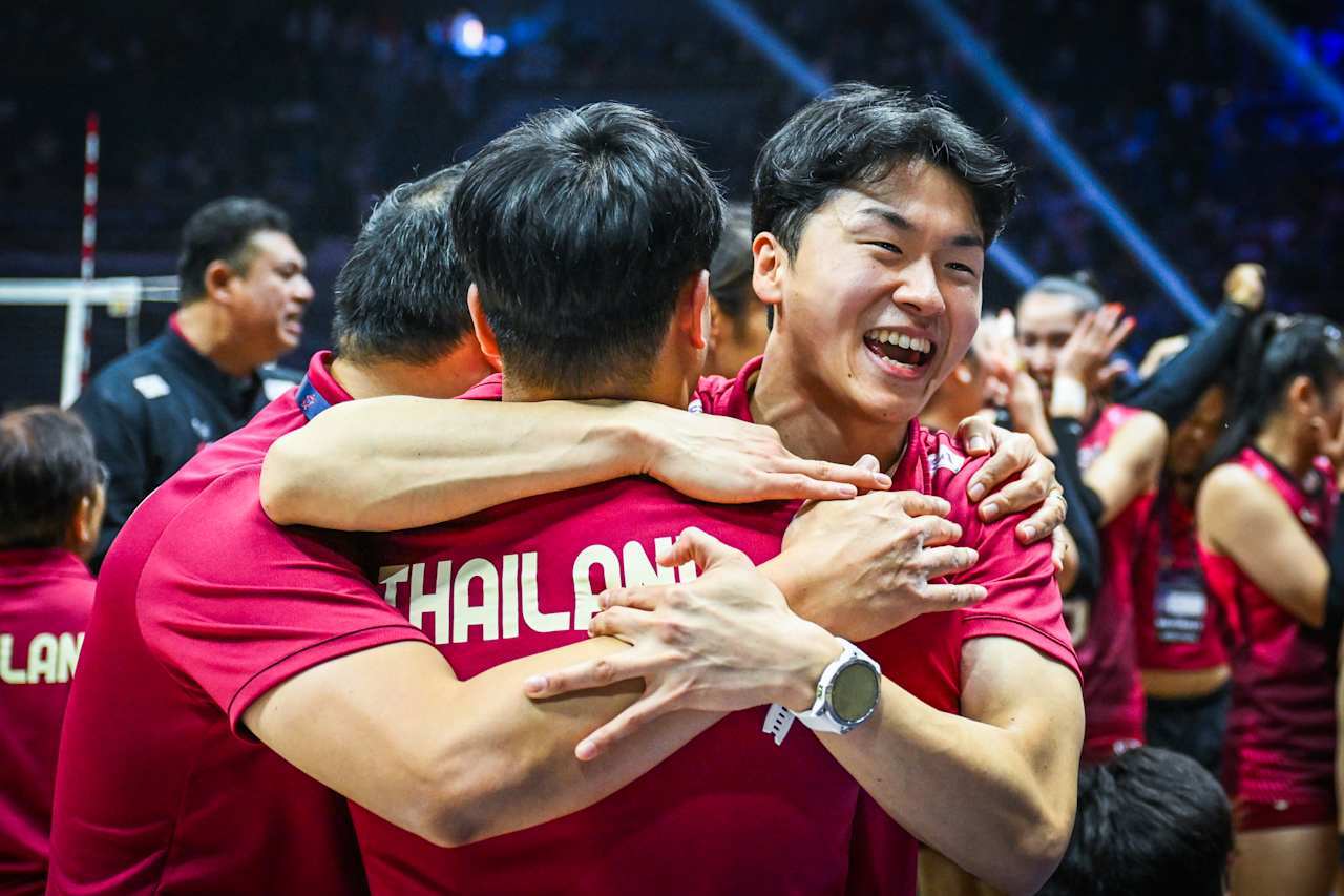 タイ代表のアシスタントコーチを務める吉田氏が仲間のスタッフとともに歓喜の抱擁。(C) VOLLEYBALL WORLD
