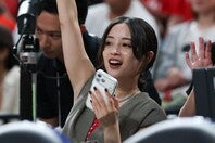 ８月16日のバスケ日韓戦で声援を送る広瀬すず。(C)Getty Images