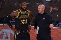 殿堂入り司令塔のキッド(右)がレブロン(左)について言及した。(C)Getty Images