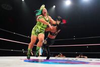 橋本が岩田に苦しみながらも勝利を収めた。写真提供：センダイガールズプロレスリング
