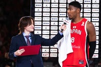日本テレビ系スペシャルキャスターの菊池さん（左）と日本代表の八村塁（右）。(C)FIBA