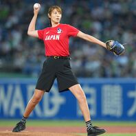 ５度目の始球式に臨んだ狩野舞子さん。まさかの結末に悔しさを滲ませた。写真：産経新聞社