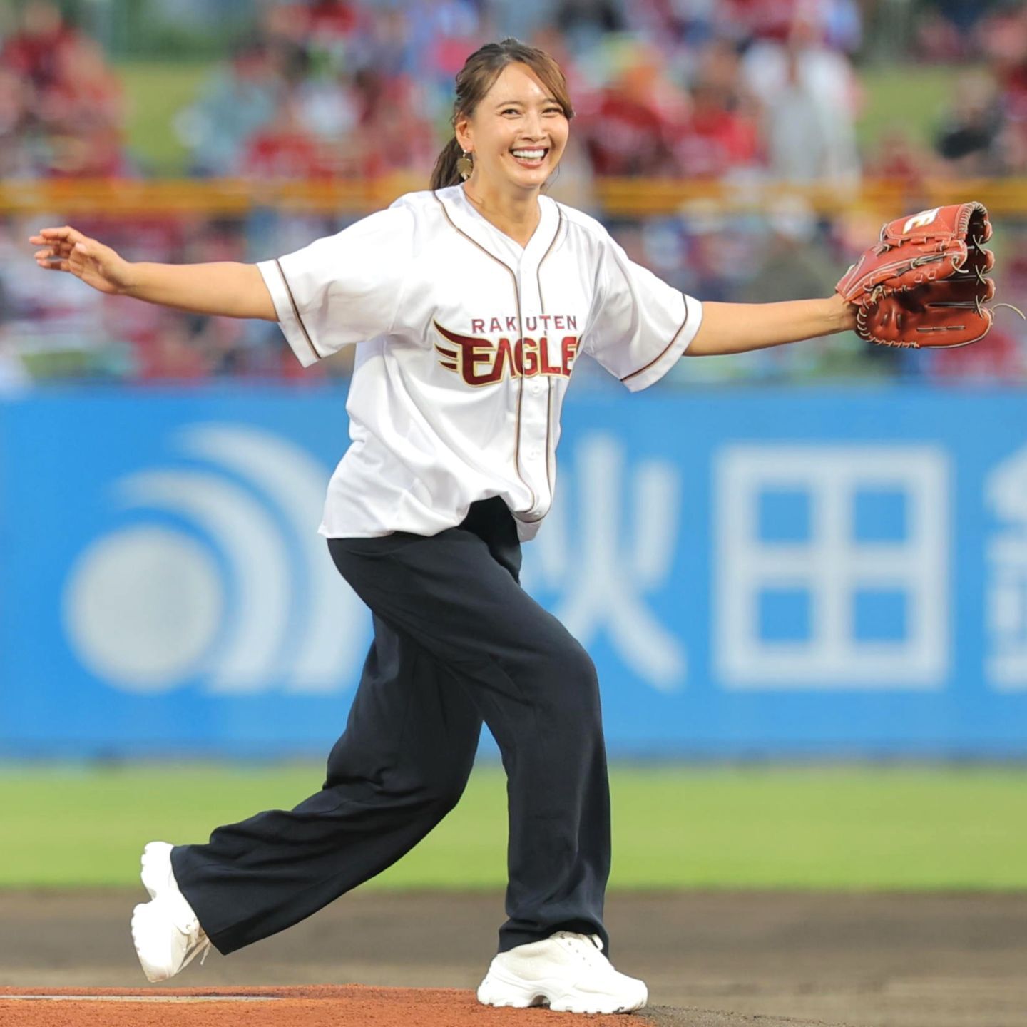 出身地・秋田でのプロ野球始球式で爽やかな笑顔を振りまいた加藤夏希さん。写真：産経新聞社