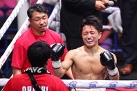 わずか“65秒”で元世界王者を破った石井（右）と八重樫トレーナー（左）。写真：永島裕基