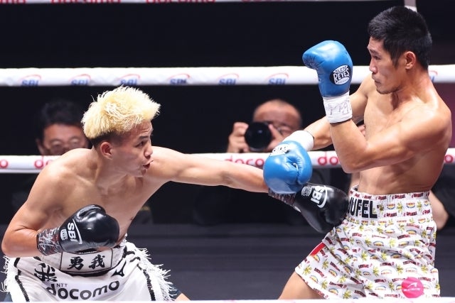 藤木（左）を相手に５ラウンドを戦ったサリナ（右）。写真：永島裕基