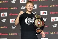 カニサレスに完勝して世界王者になった吉良。写真：永島裕基