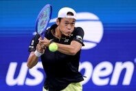 初出場で２回戦へ進出した坂本だったが、大スタジアムの重圧と、地元の帝王ティアフォーが見せつけた圧倒的な力量の前に屈した。(C)Getty Images
