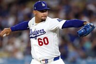 剛速球で相手打者をねじ伏せるドジャースのヘンリケス。(C) Getty Imaegs