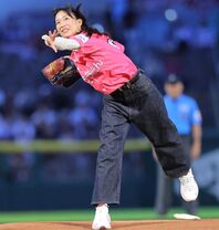 高難度の技をいとも簡単に習得してしまう森川葵さん。だが人生初の始球式は思い描いた結果とはならず、悔しさを滲ませた。写真：産経新聞社