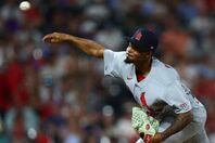 デビュー戦で傾けた帽子を審判に指摘されたリンコン。(C) Getty Images