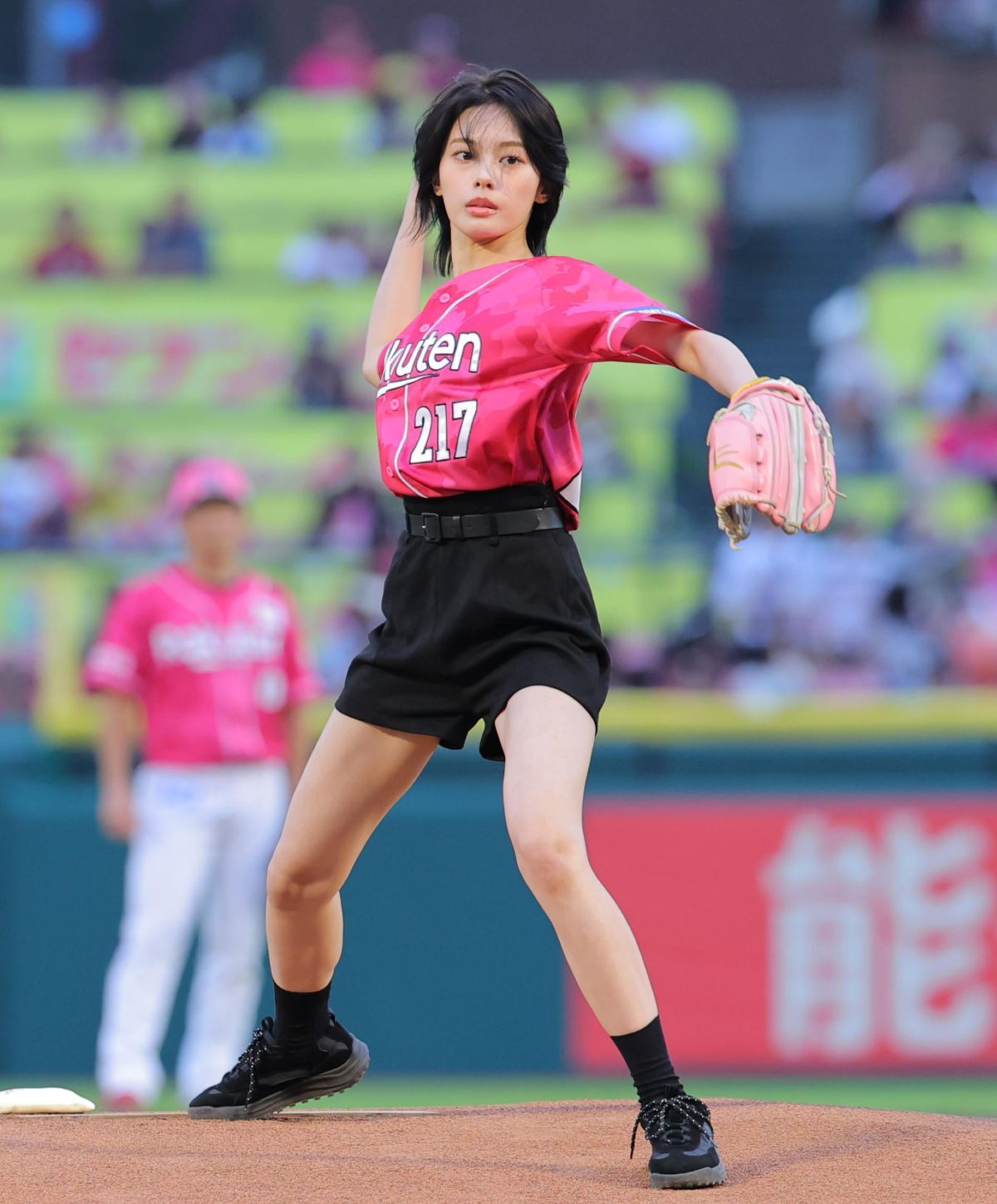 楽天対日本ハムの始球式に登場した安斉星来さん。写真：産経新聞社