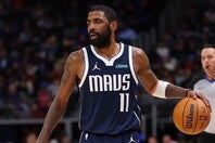 １年半ぶりにコートに戻ってくるアービングについて、メイ新HCが絶賛した。(C)Getty Images