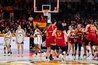 勝利し喜ぶスペインと肩を落とす日本。(C)FIBA