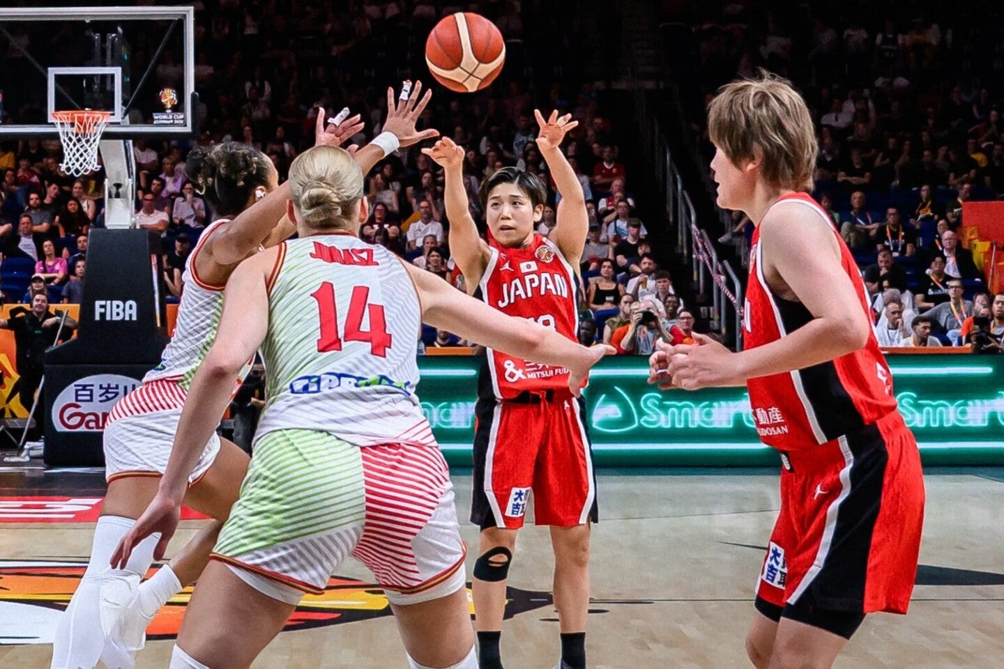 町田を中心に良い流れを作った日本だが、後半に突き放された。(C)FIBA