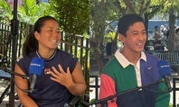 共に車いすテニスで生涯ゴールデンスラム（全ての四大大会と五輪で優勝）を達成している小田凱人（右）と上地結衣（左）が、全米オープンの車いす部門開幕を前にWOWOWで現地リポーターを務める松岡修造氏によるインタビューを受けた。写真：WOWOW提供