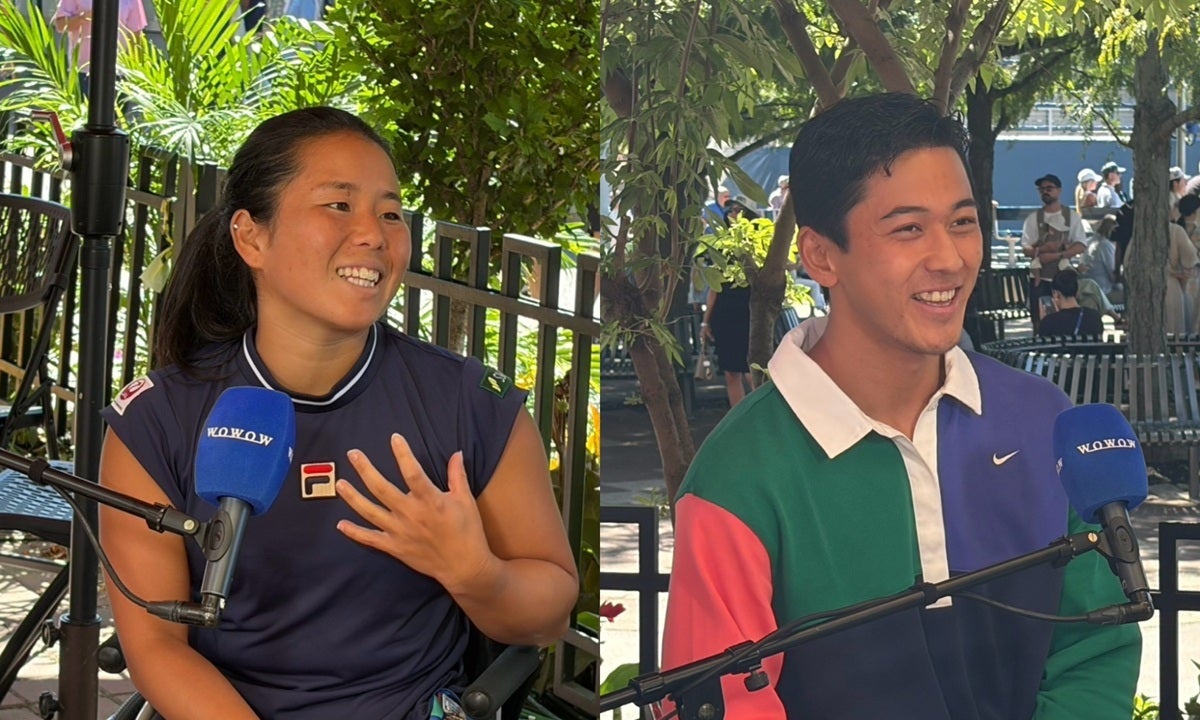 共に車いすテニスで生涯ゴールデンスラム（全ての四大大会と五輪で優勝）を達成している小田凱人（右）と上地結衣（左）が、全米オープンの車いす部門開幕を前にWOWOWで現地リポーターを務める松岡修造氏によるインタビューを受けた。写真：WOWOW提供