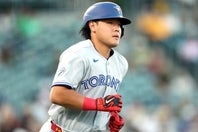 アスレティックス戦の２回にソロホームランを放ったブルージェイズの岡本。(C)Getty Images