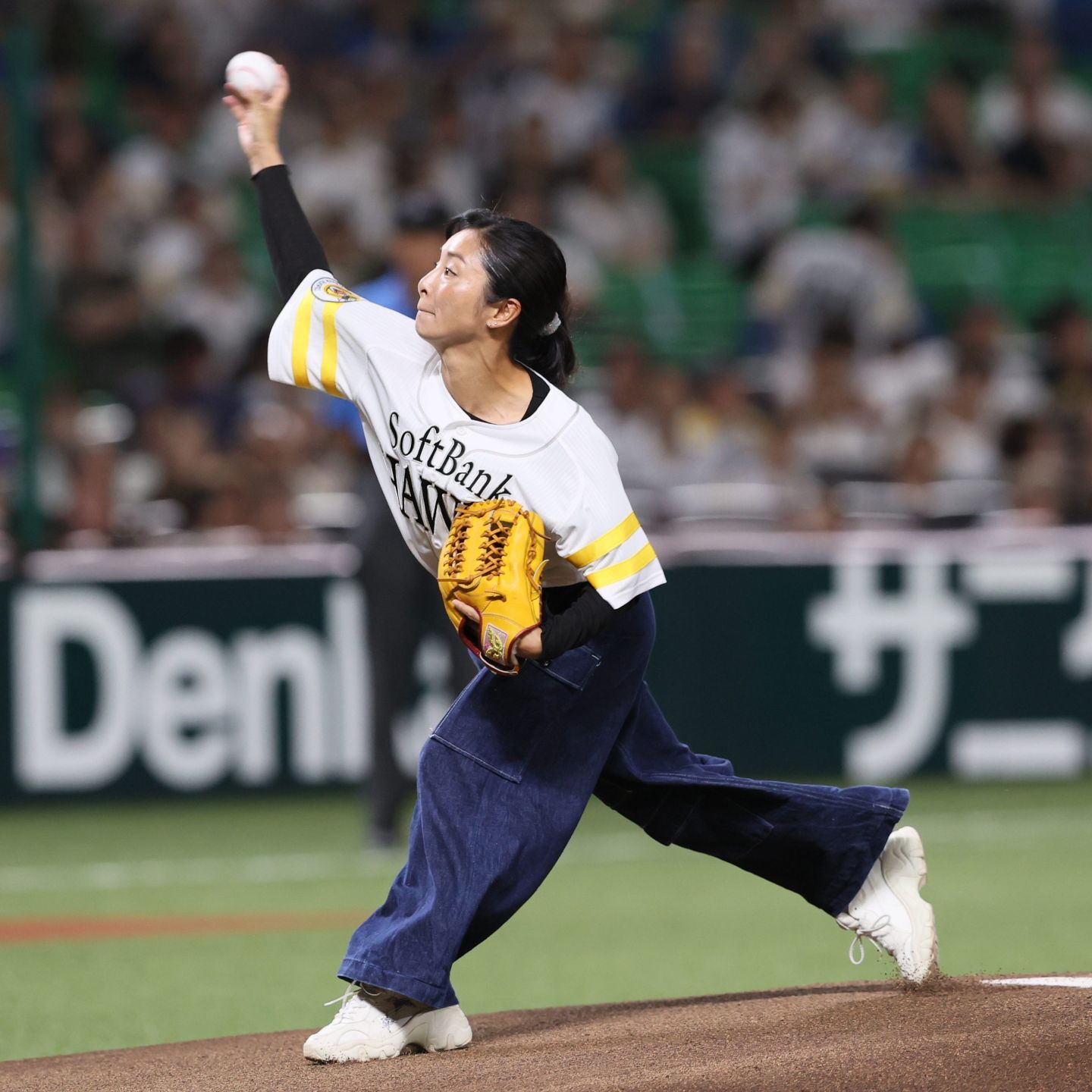 ソフトバンク対日本ハム戦で始球式を務めた片岡安祐美。写真：産経新聞社