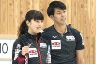 電撃結婚を発表したカーリング混合ダブルスの松村千秋（左）と谷田康真（右）。写真：産経新聞社