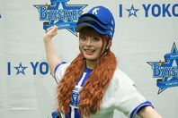 ハマスタでのファーストピッチを行なったきゃりーぱみゅぱみゅ。写真：萩原孝弘