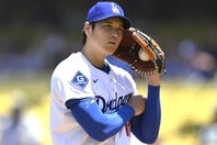 「ピッチコム」を使い、捕手からの球種伝達を確認するドジャースの大谷翔平。(C)Getty Images