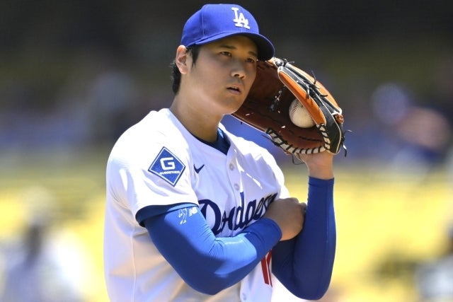 「ピッチコム」を使い、捕手からの球種伝達を確認するドジャースの大谷翔平。(C)Getty Images