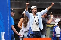 “カメラマン”の顔も持つシャメットは、６月の優勝パレードでも愛機を携えていた。(C)Getty Images