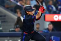 岡本和真がライトスタンドへ今季31号のソロホームランを放った。(C) Getty Images