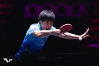 中国の周啓豪を終始圧倒して準決勝進出を決めた張本。(C) WTT