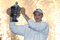 サバレンカを下し全米オープンのタイトルを掲げるルバキナ。週明けには世界ランキング１位の座に就く。(C)Getty Images