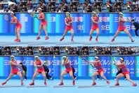 西村佳世選手の両手バックリターン。速いサービスに対しては左足をオープンに決め（５コマ目）、ボールを引きつけると正確に返せる（７）。横に跳びながら打ち、着地した左足を踏ん張るのが速く戻るコツ（10）。(C)THE DIGEST