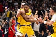 12月４日のラプターズ戦、キャリア初の決勝ブザービーターを沈め、喜びを爆発させる八村。(C)Getty Images