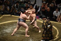 行司の背後に元政治家の石原伸晃氏が映り込んでいた。(C)Getty Images
