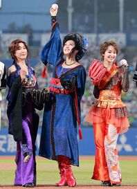 神宮球場に降臨した「キャッツアイ３姉妹」。左から高島礼子さん、藤原紀香さん、剛力彩芽さんの豪華トリオだ。写真：産経新聞社