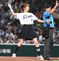 可憐なコーデでマウンドに立った佐藤夏希さん。あのAKB48の２期生メンバーで2012年に卒業した。写真：産経新聞社