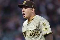 今季初セーブを挙げたパドレスの松井。(C)Getty Images