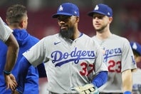 テオスカー・ヘルナンデスの本塁打などでレッズに勝利したドジャース。12試合を残してポストシーズン進出を決めた。(C)Getty Images