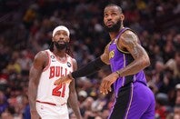 ベバリー(左)がレブロン(右)が加入したシクサーズの攻略法を語った。(C)Getty Images