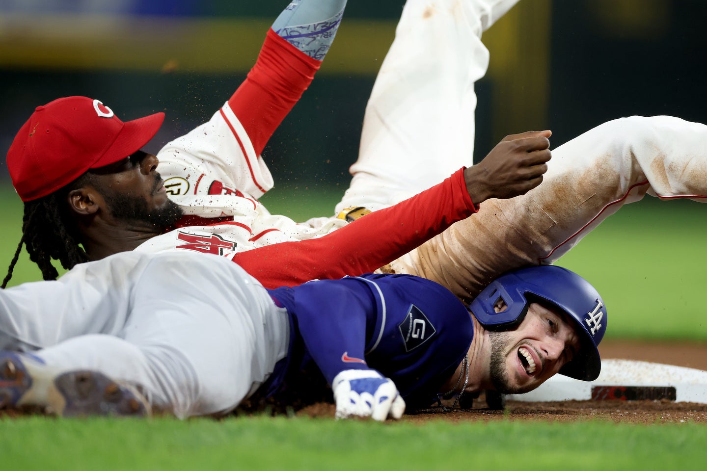レッズの“怪物”デラクルーズの下敷きになる、ドジャースのタッカー。(C) Getty Images